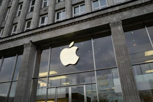 【苹果市值历史上首次突破4万亿美元】10月28日交易期间，苹果股价上涨0.4%，