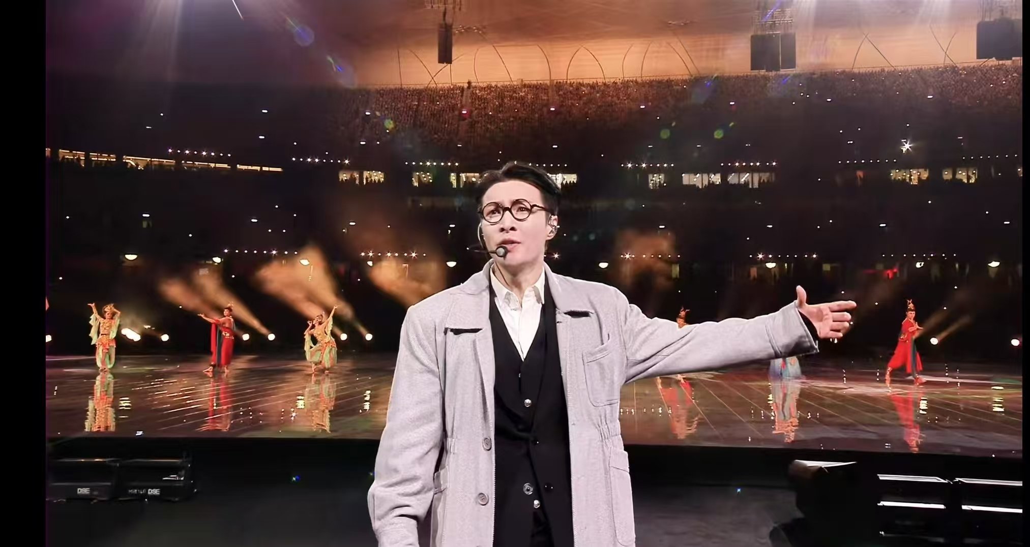 张艺兴演唱会与敦煌梦幻联动张艺兴演唱会的敦煌联动太绝了！ 舞台上传统文化元素与现