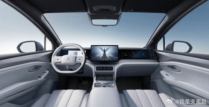 前两天发布的宋Ultra EV，售价15.19万元起，最大的亮点就在于标配了第二
