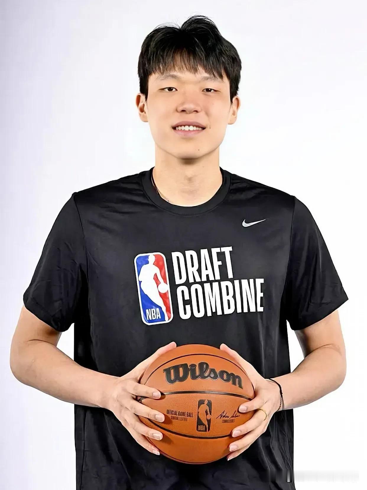 杨瀚森19岁，身高2.18米   体重119kg
他是又一位有机会登入NBA的中