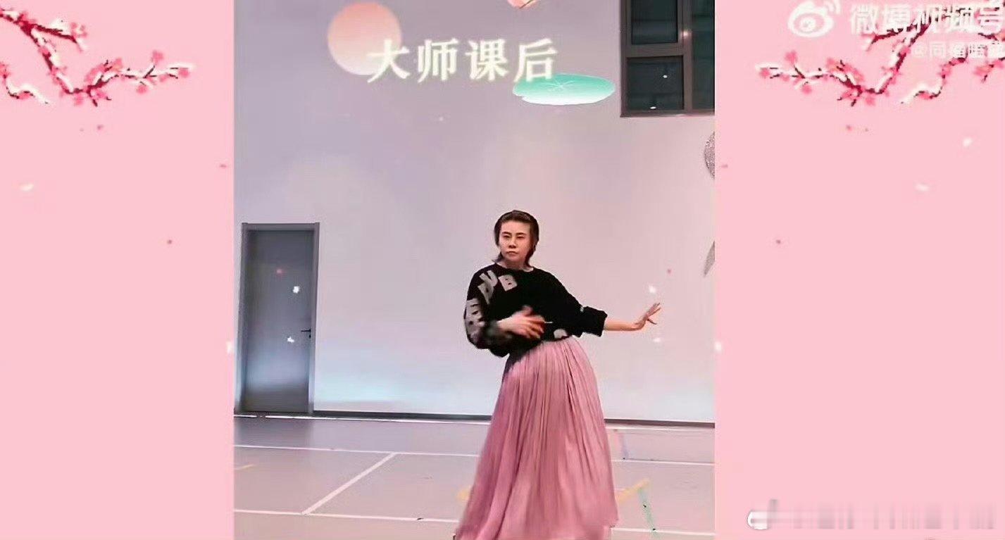 王濛练舞好像斗牛 王濛刘雨昕严师出高徒冰场王者变身舞蹈萌新，乖乖听从老师安排，沉
