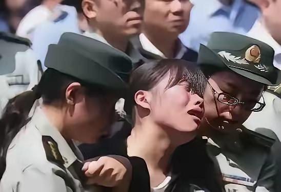 2001年，西安一女子和丈夫离婚后，狠心的抛下6岁的儿子离开了，男子选择了再婚，