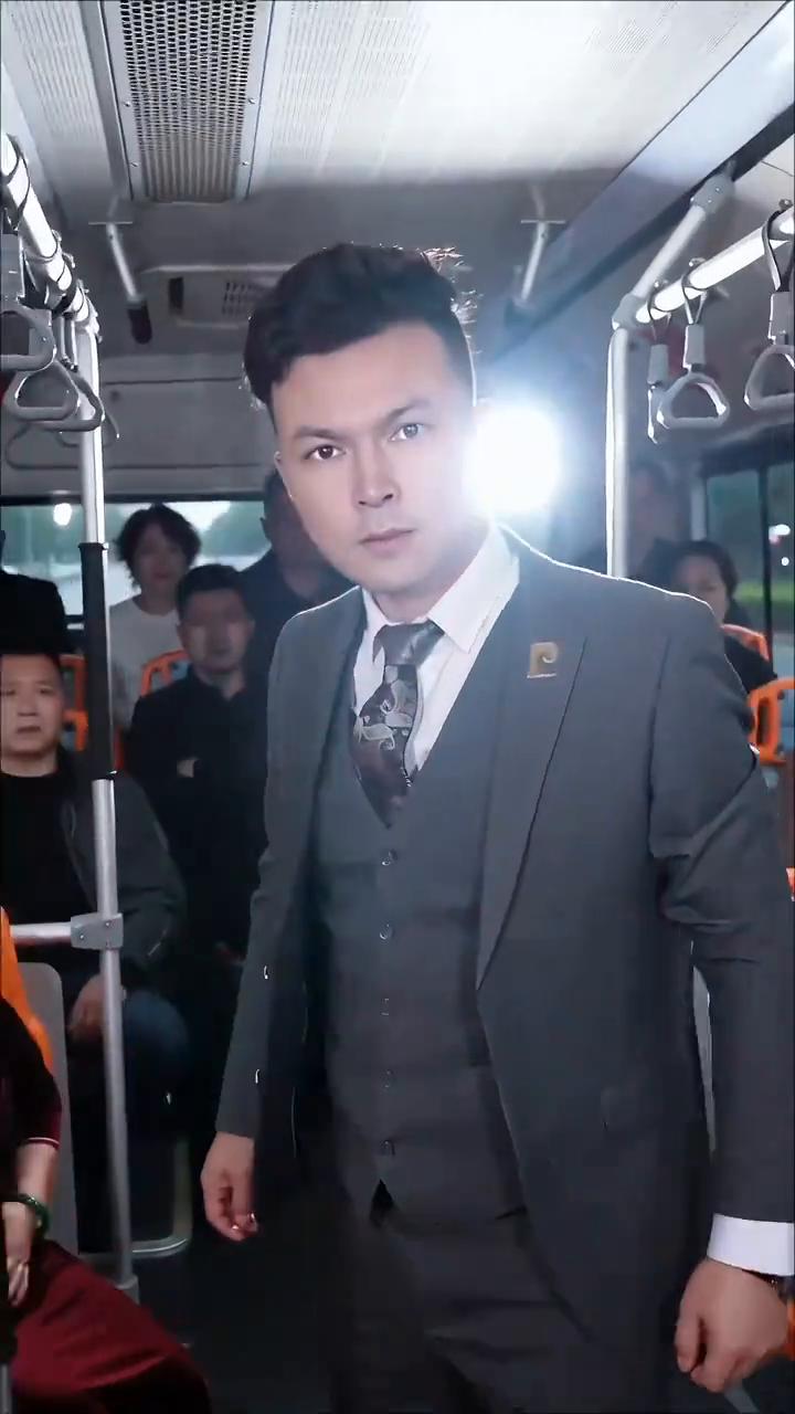 你这个臭打工的还敢坐我对面？公共交通为什么不能坐？你算什么东西？我的做法给不给力