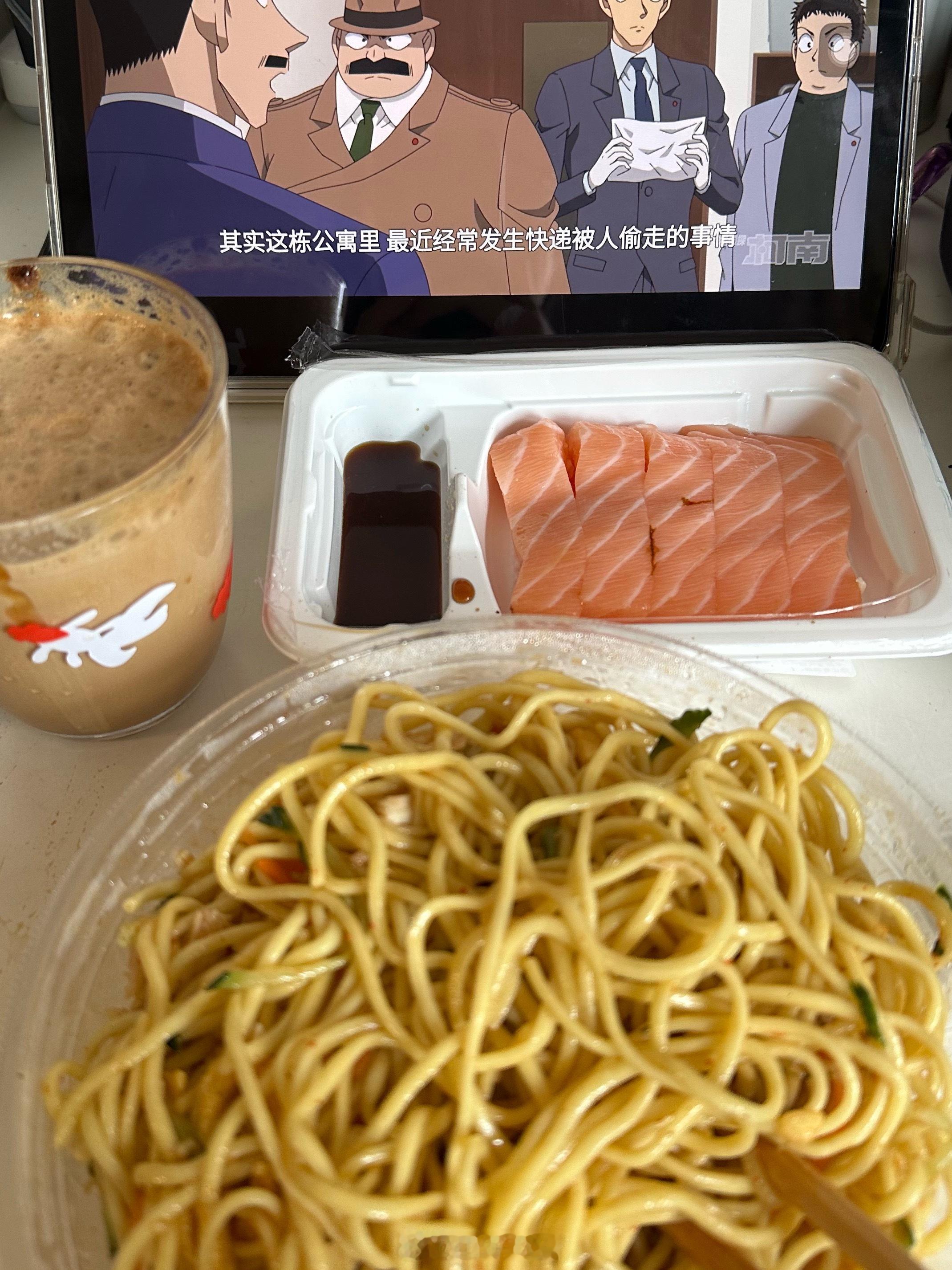 好奇为啥我身边所有人都爱吃三文鱼，点了一盒，我以为我只要克服对柔软尸体的恐惧就可