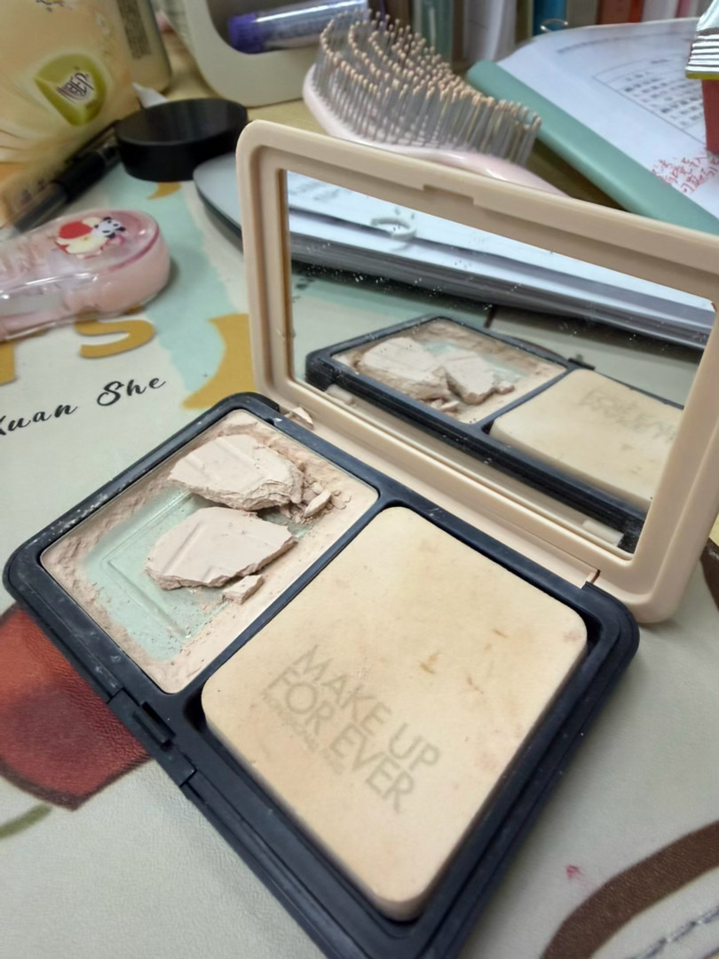 我哭了我的粉饼 