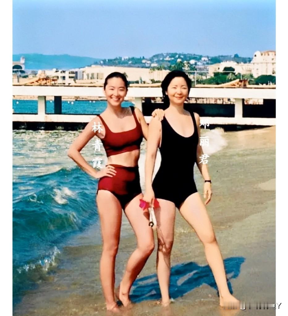 一九九零年，一代女神林青霞与甜歌皇后邓丽君去法国度假时在南部海滩上的珍贵合影。林