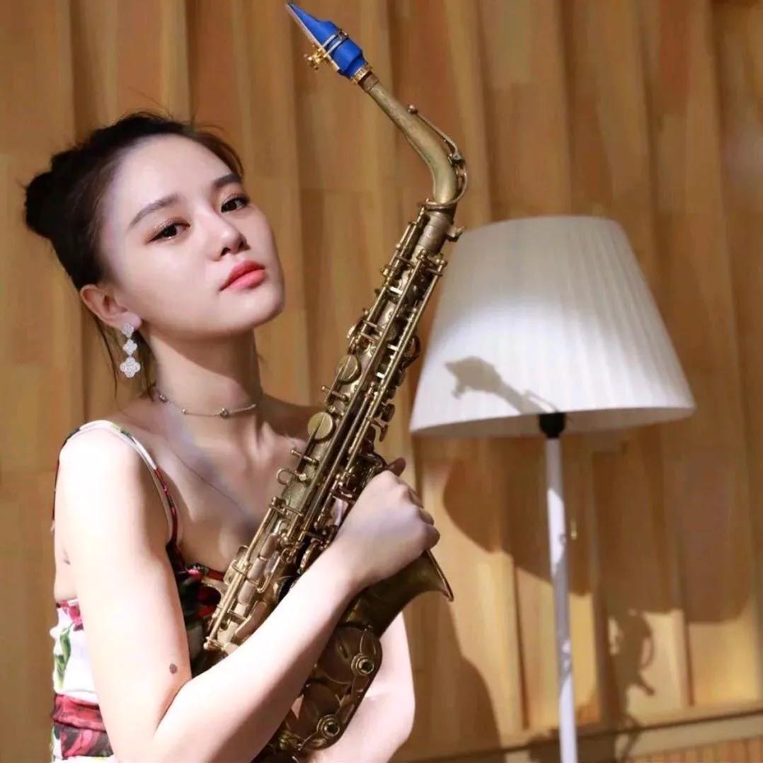 优雅萨克斯手，音乐与美的结合萨克斯 老年萨克斯演奏 颀赏音乐萨克斯 吉他和萨克斯