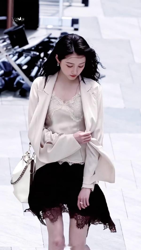 关晓彤行走的活尺子 关晓彤地表最强172.4有关晓彤的合照等于自带身高检测仪，硬