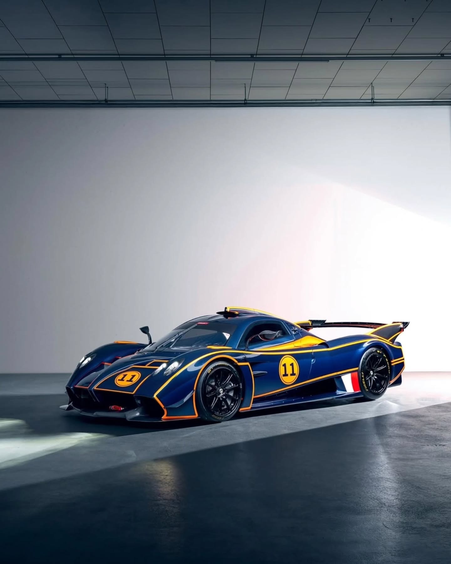 帕加尼Huayra R是Huayra的赛道专用进化版，设计时并未考虑道路规定。这