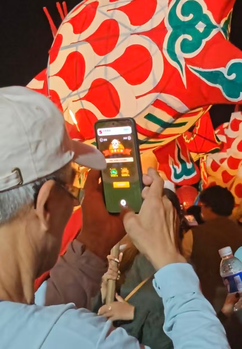 赛博鬼打墙，大爷准备拍照扒拉半分钟没扒拉出去，还下载了俩软件