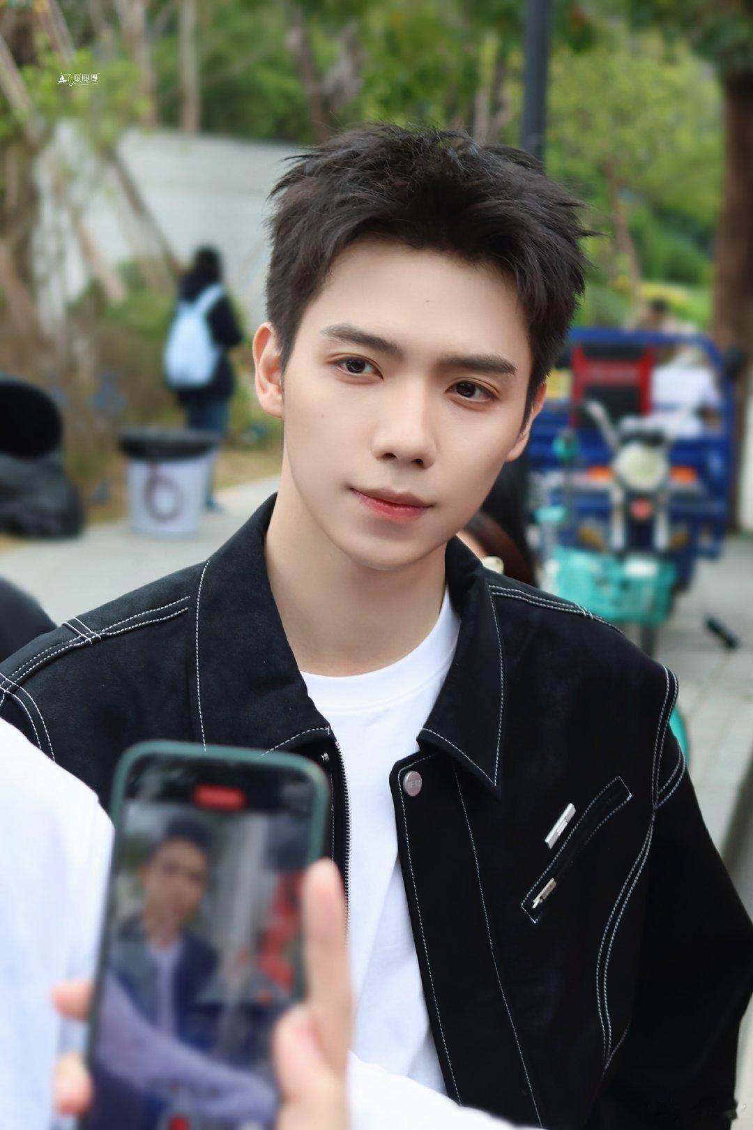 罗一舟二十有六山海任舟游 🚢罗一舟霍旭 晚安一舟希望黄昏的温柔能成为你寄予希望