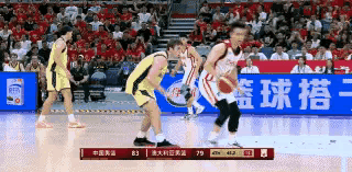 中国男篮彻底的锁定胜局了！在今天中国男篮主场迎战澳大利亚男篮的友谊赛中，当时比赛
