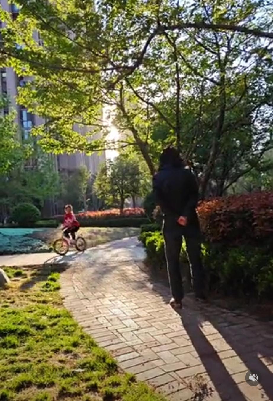 奉劝大家一定要少买衣服。
我同事50岁，
一年四季都要买很多衣服。
现在家里的衣