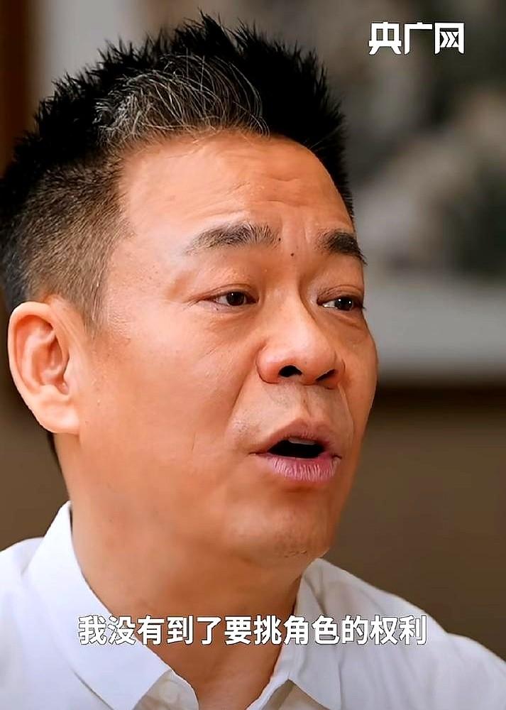57岁的孙浩，把自己活成了另一个人。

戏拍完几个月，他吃饭还下意识端坐着，朋友
