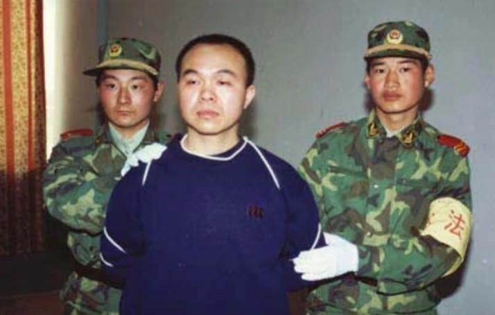1999年，浙江最大的黑帮老大张畏被抓，在被执行死刑之前，他却告诉自己的女儿：在
