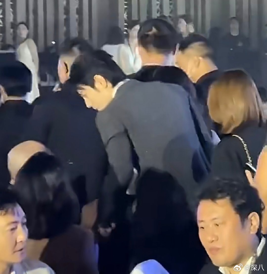肖战笑眯眯的感觉心情特别好肖战完全贵公子 肖战笑眯眯的感觉心情特别好，期待颁奖肖