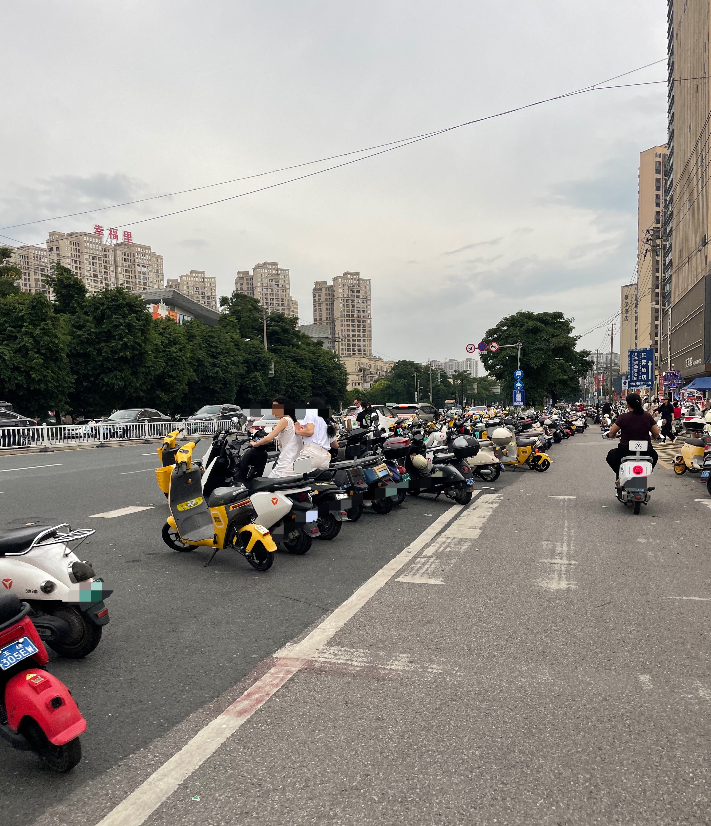 7月19日，网友反映：玉林北流某达路段变成两轮车和汽车停车场。 北流·玉林北流万