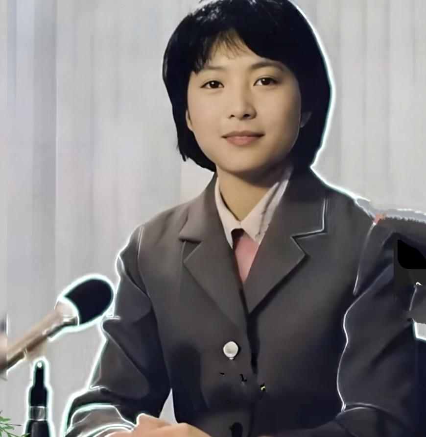 你认识她吗？她是八九十年代中央电视台新闻联播频道最美播音员杜宪，她也是电影演员陈