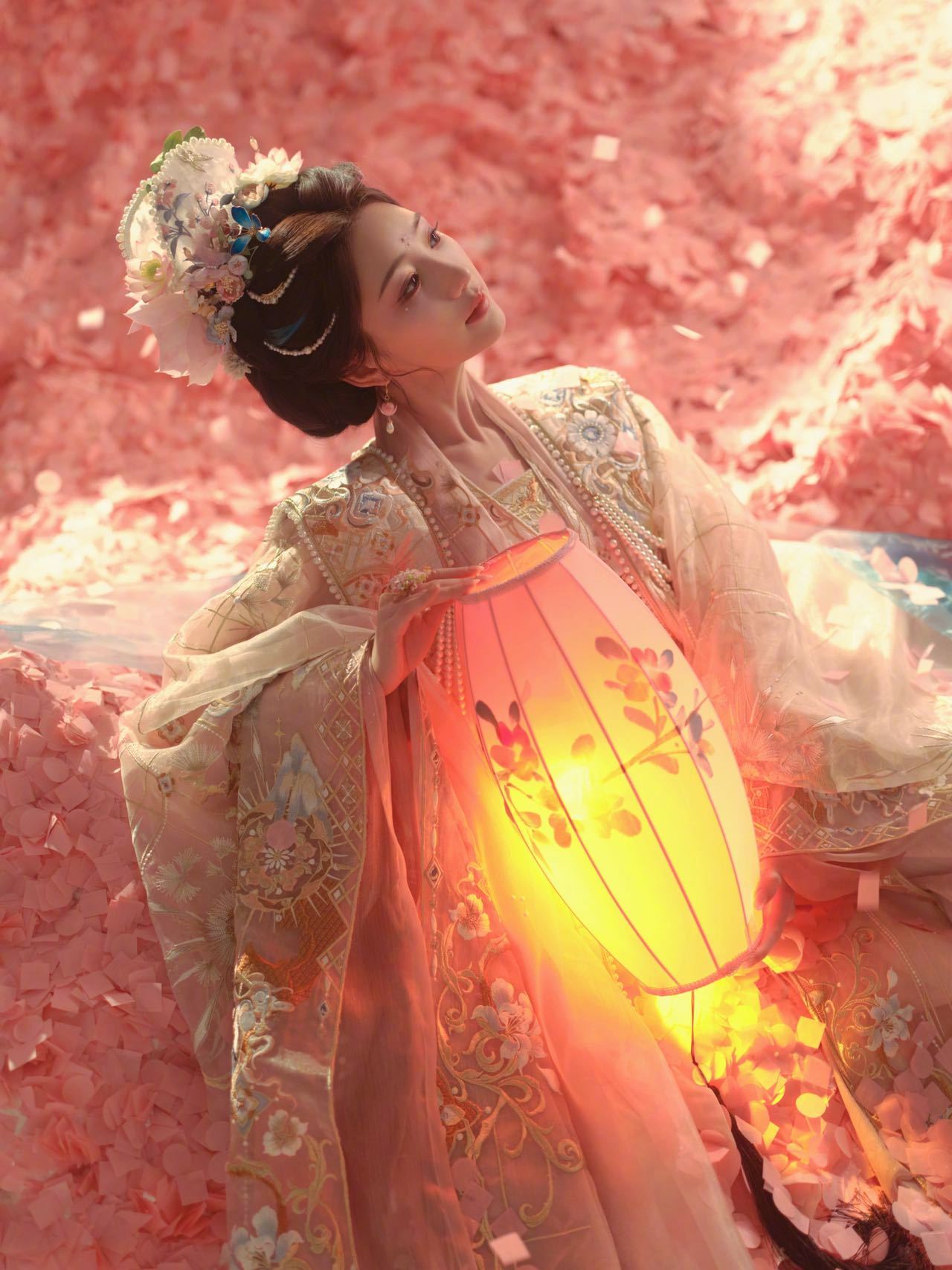 毛晓彤花神妆 中式审美天花板实锤！毛晓彤的花神妆也太会了，既有春日的明媚鲜活，又