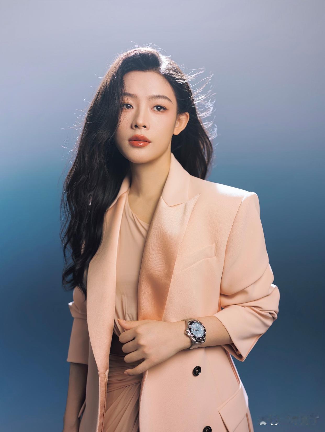 1. 王一博起诉《陈情令》出品方新湃传媒，一方面是为维护自身合法权益，另一方面也