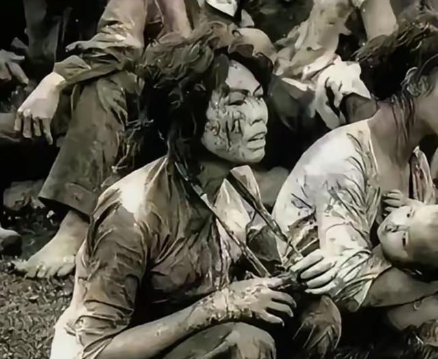 1894年，持续4天3夜的旅顺大屠杀中，一名日军正要割下一名母亲的乳房，2岁的女