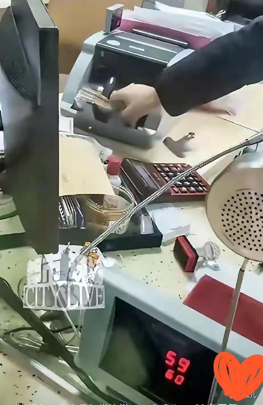 湖南娄底这事儿，真的越想越脊背发凉！
5块钱而已，银行柜员当着客户的面捡走掉落的