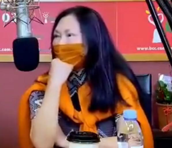 自从汪小菲和馆长吃了一顿饭后，
可谓名利双收！
这时候s妈黄春梅坐不住了，开始打