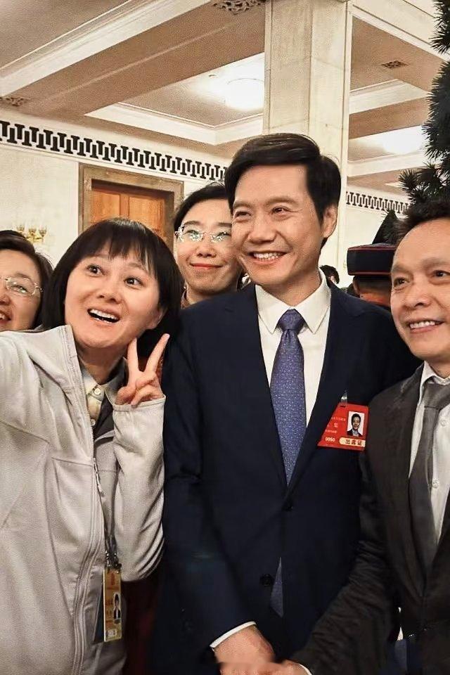不太理解，雷总的长相说不上特别帅，或者不符合现在花美男审美的帅。但就是特别舒服，