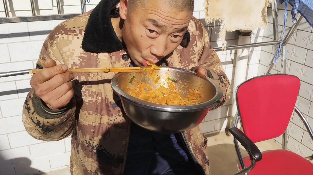 听说要回家，太阳哥早早把炉子生着，把床上的电褥子插上，炉子上把水烧上然后开车来接