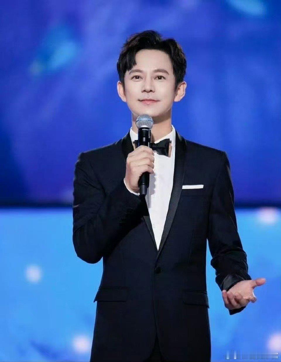 何老师主持完节目又苍老了几岁声鸣远扬笑不活了！何老师被声鸣远扬的魔童导师团 “折