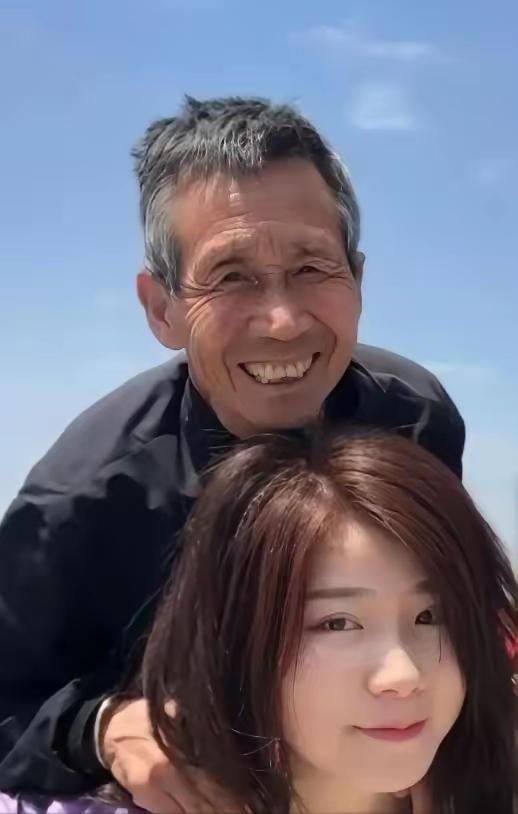 [月亮]1997年，河南一个50岁光棍，捡回1名女婴。不料，送她读书后，她竟怒问