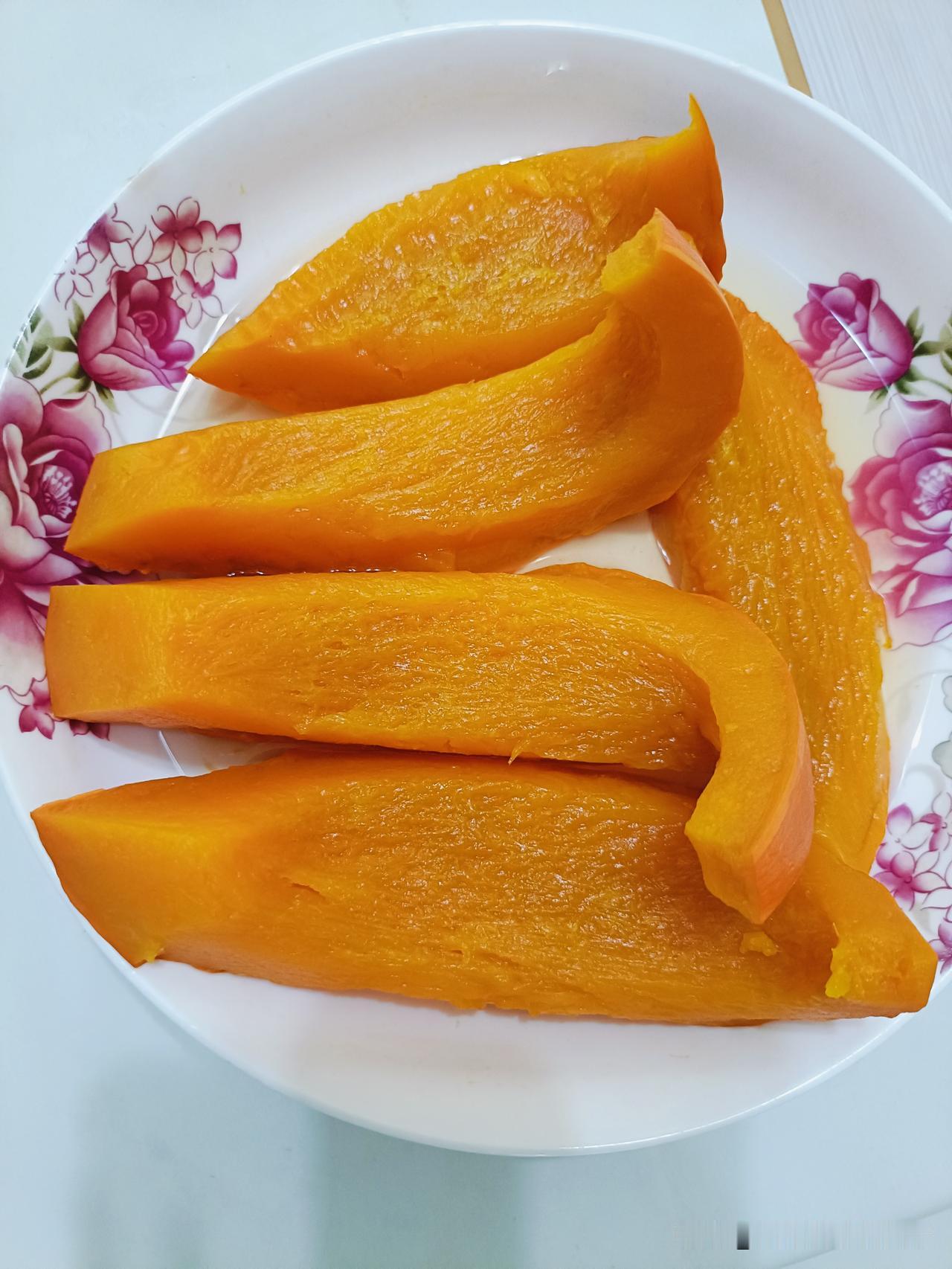 今天的早餐：金贝贝南瓜、玉米一个，一碗绿豆粥。

金贝贝南瓜是我和同事一起种的，