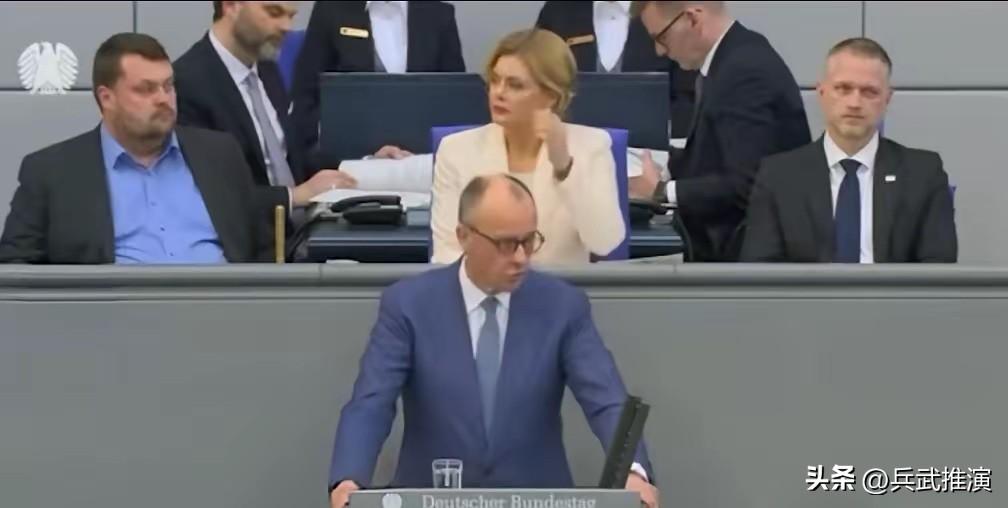 默茨实话冒险：“欧盟人口比美国多1亿，我们不想再廉价出卖自己”

德国总理默茨这