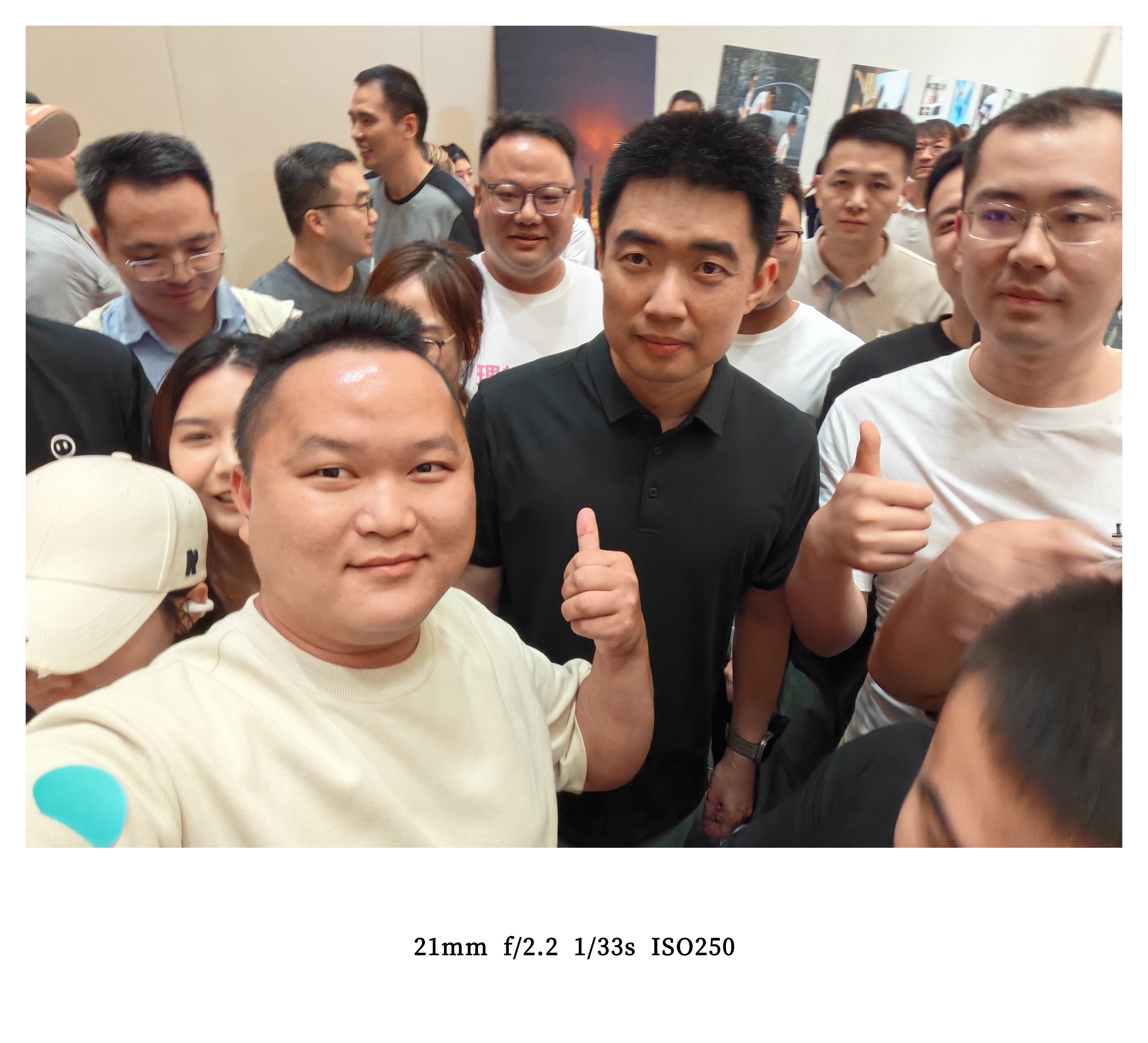 兄弟们，也是好起来了，刚理想i8发布会结束和厂长合照了一张，兄弟们你们说我有ME