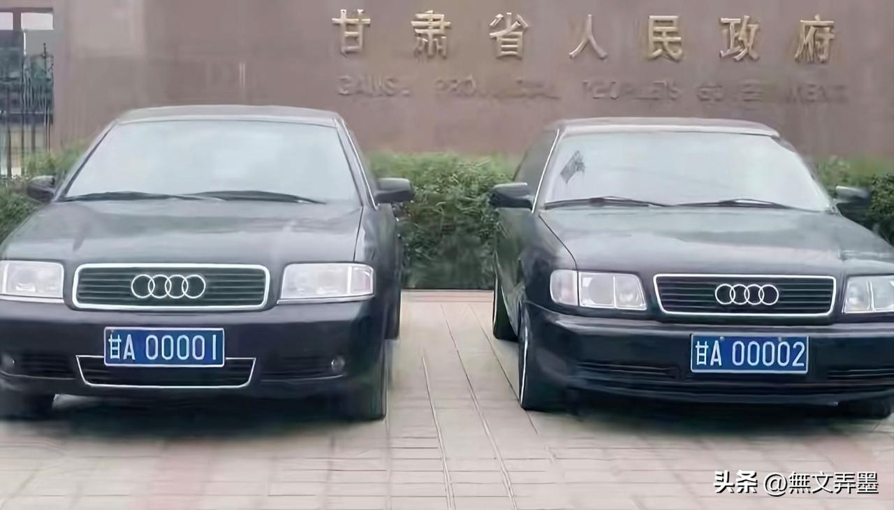 这两台车是谁的标配？
现在看来型号有点陈旧，可在当时来说可不是说有钱就能坐的：别