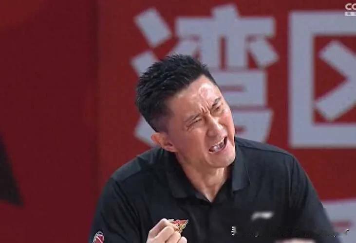 杜锋太大意，真把季后赛想简单了，季后赛前把徐昕“削发明志”寄予厚望，但现实很残酷