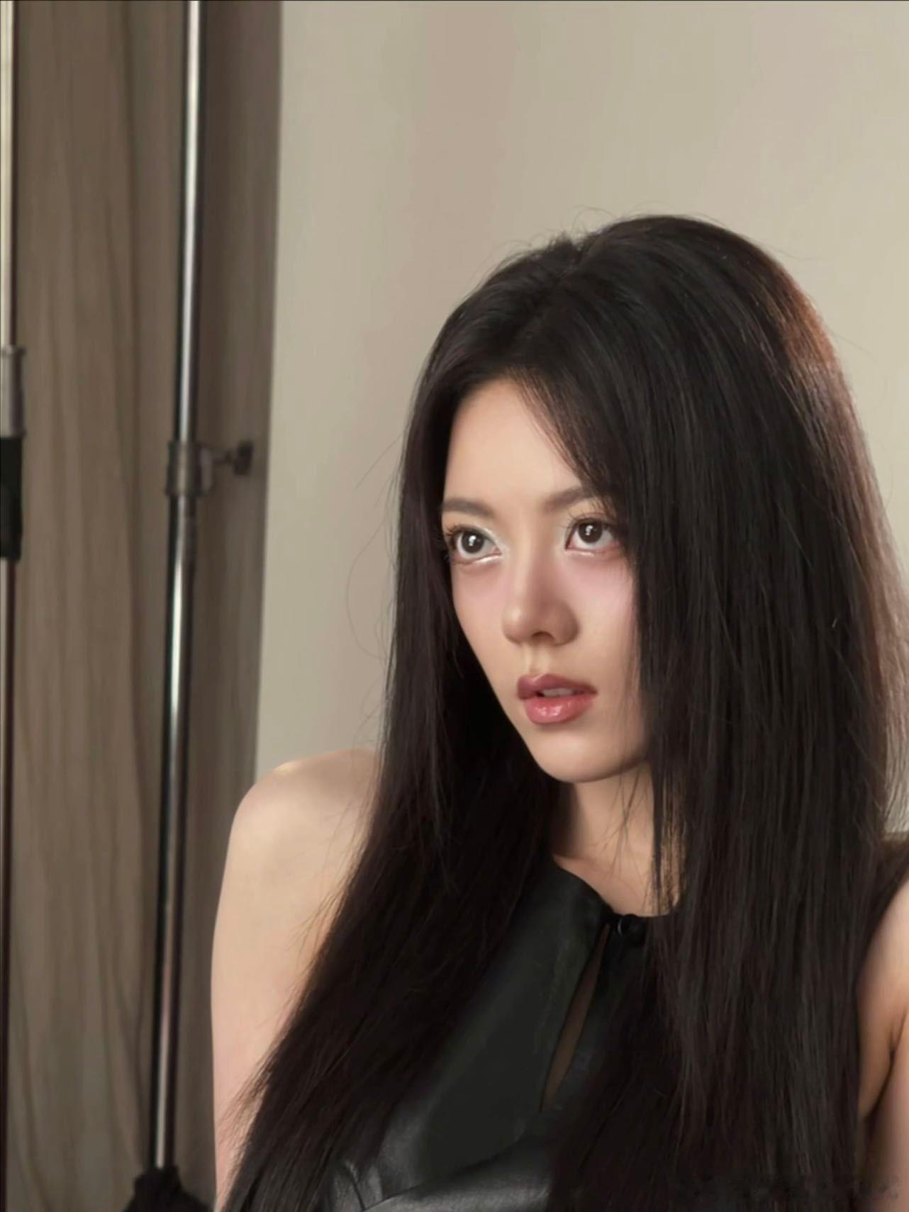 #赵今麦金属感眼妆# 金属质感的眼妆为赵今麦增添了几分神秘与冷艳，她的每一次亮相