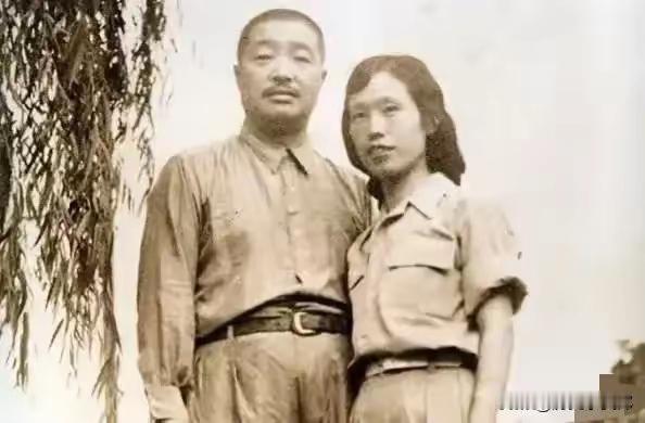 1969年，病重的贺龙，大便一直解不出来，痛苦不堪。这时，薛明就将肥皂水含在嘴里