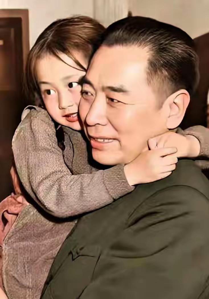 这是周总理抱着孩子的温馨画面，都看看吧，我们的总理仪表堂堂，气质不凡，大国风范尽