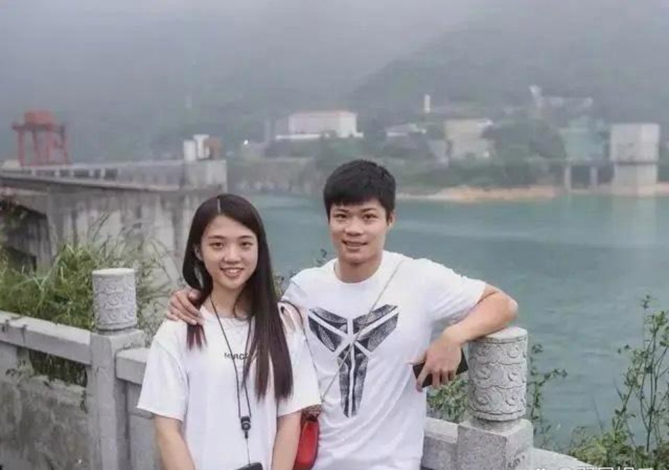 苏炳添与妻子年轻时照片，二人乃初中同学，初恋至今，真的难得 