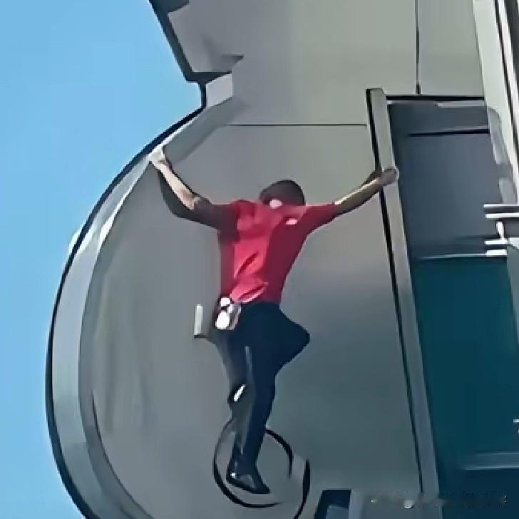 亚历克斯酋长岩中段“猪肚岩”一跃，
被镜头完整拍下。
凭脚尖猛地一蹬，整个人跟弹