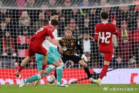 利物浦青训产品库马斯近日达成里程碑——上周他完成了职业生涯第100次出场，年仅2