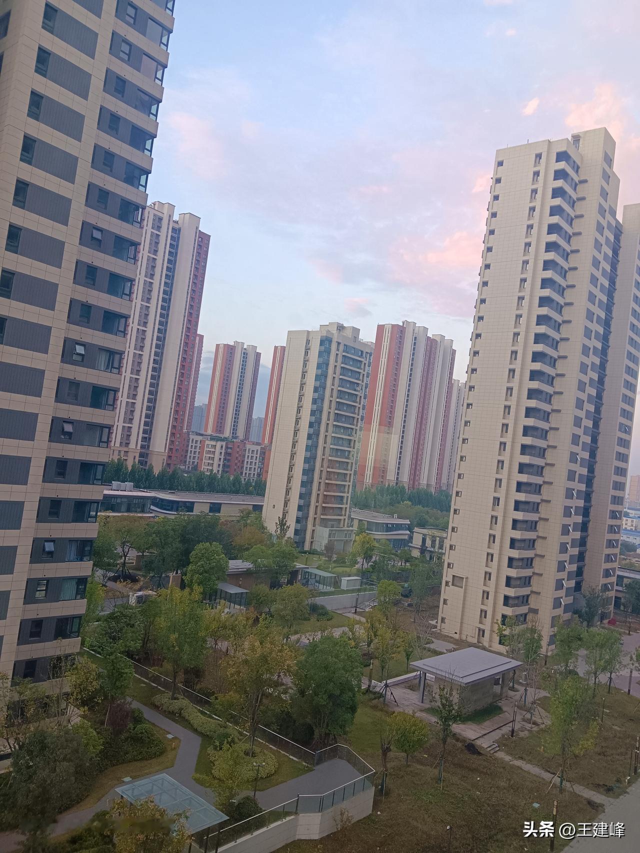 窗畔晨光
清晨六点多，推开家里的窗户，邂逅独属于城市居民区的浪漫。天边淡淡的朝霞