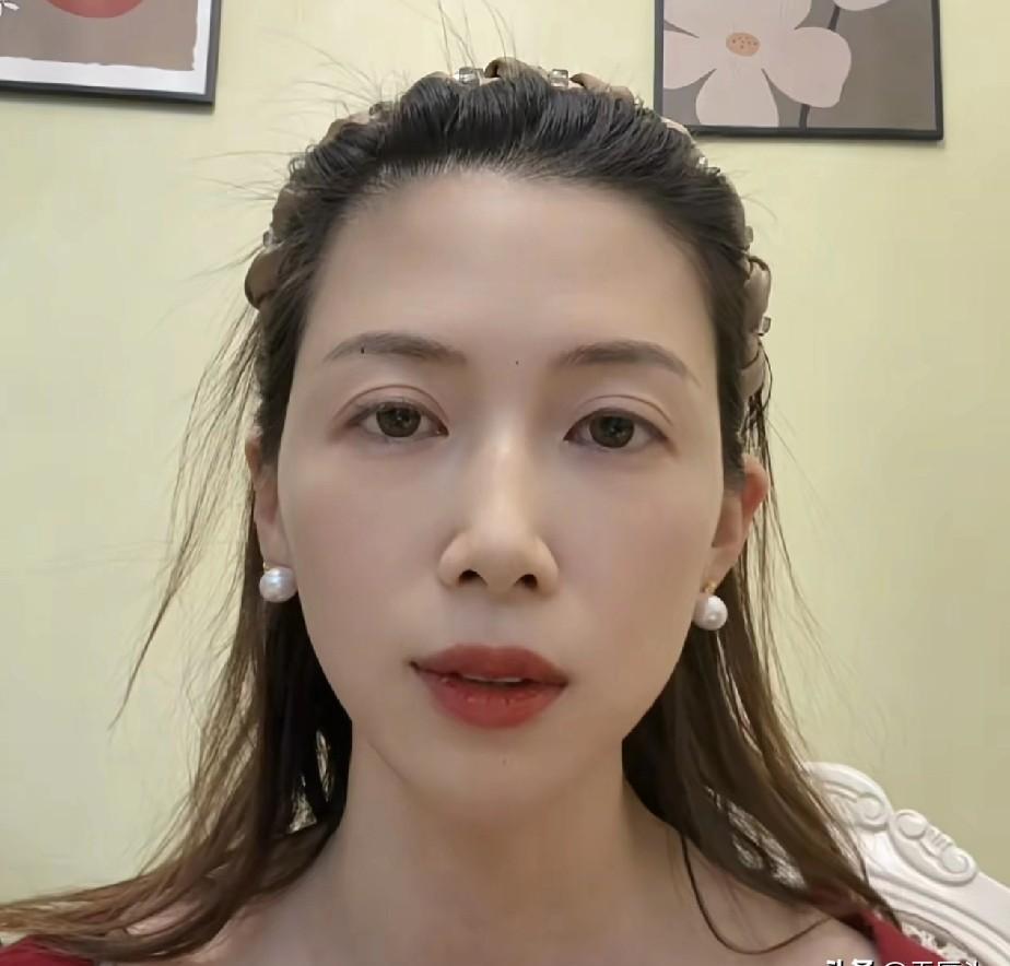 她第八天的沉默，比之前七天的道歉更有力量。
你发现没有？
连续七天的固定格式道歉