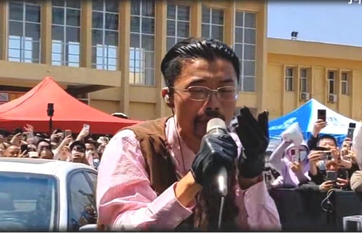 “郭有才德不配位”，网上的一句评论，让郭有才的妻子难受到流眼泪，郭有才一边替妻子