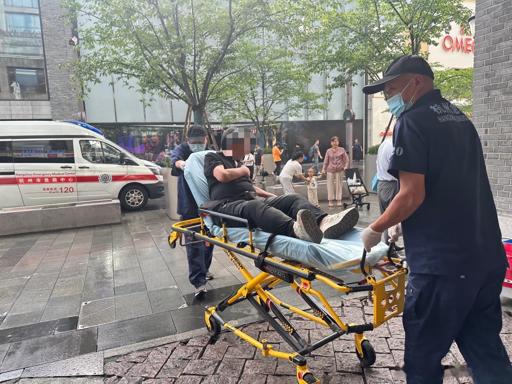 红十字“急救侠”志愿者快速救助不适务工老人红十字爱心驿站 急救侠 近日，一名在周