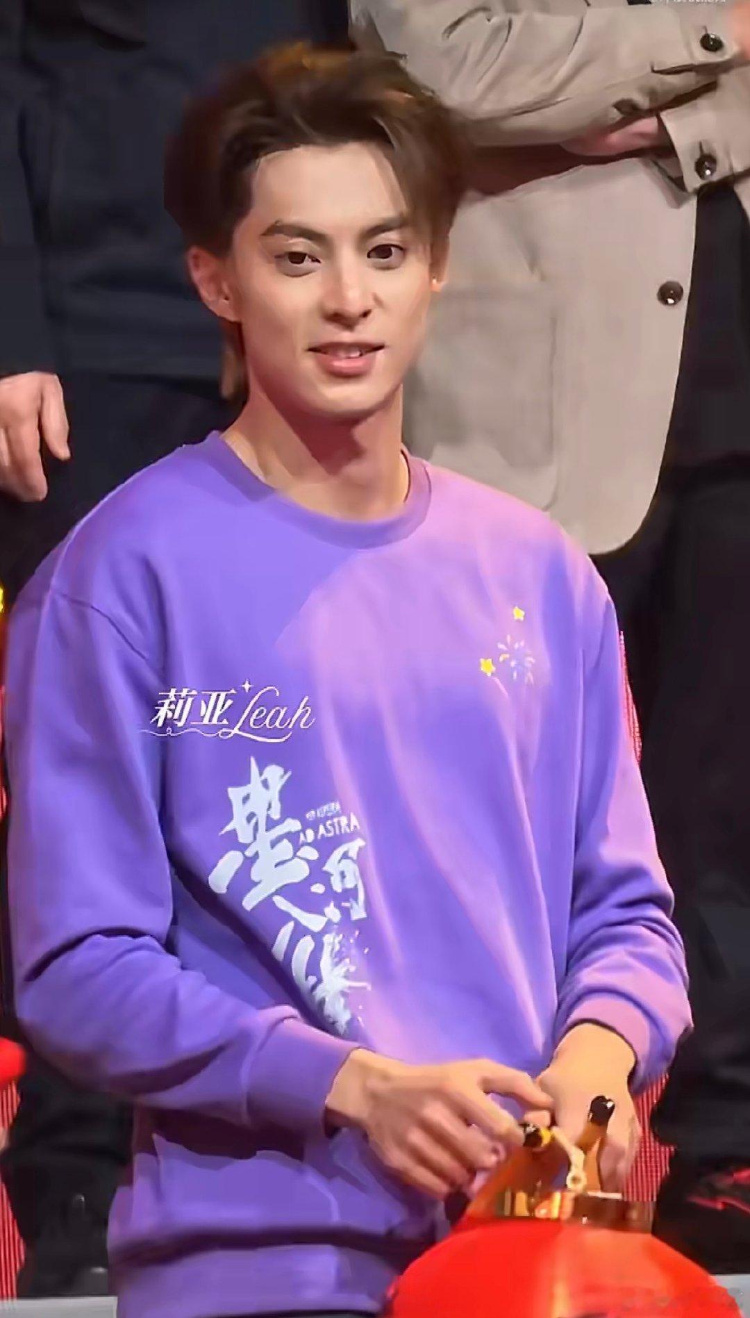 张艺谋看王鹤棣的眼神 温柔又宠溺的目光！王鹤棣见前辈躬身行礼，细节处尽显高素养～