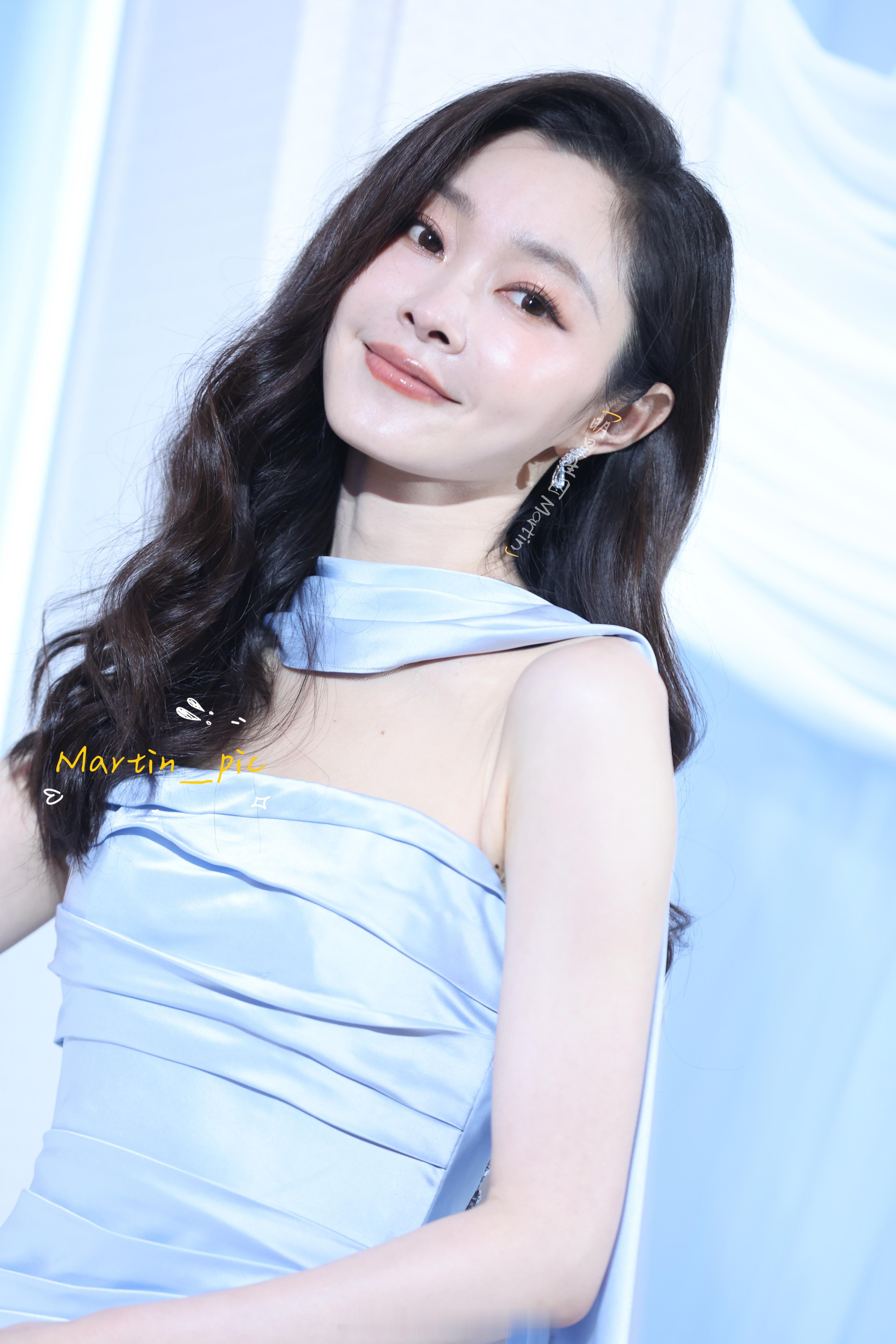 宋轶[超话]  宋轶上海活动路透生图铁铁美得太超过了，这可是生图啊，皮肤吹弹可破