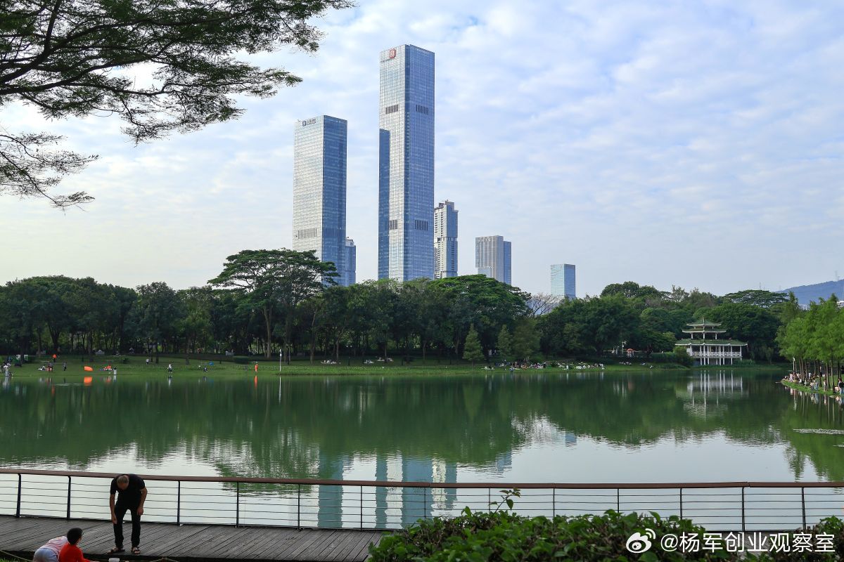 法定代表人一声不吭就辞职，或者离职后赖着不走，导致公司陷入“无人签字”的瘫痪状态