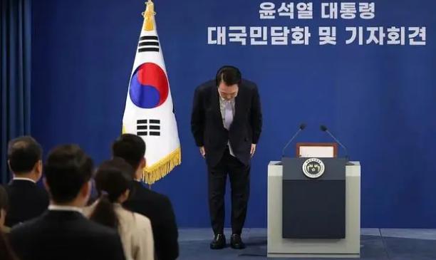 快讯！国际形势风云变化，特朗普胜选后，日本政坛地震，韩国总统鞠躬致歉，而德国的政